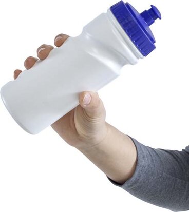 recyclebare drinkfles in hand